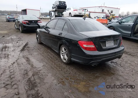 2012 Mercedes-Benz C 300 Luxury 4Matic/Sport 4Matic z USA, uszkodzony, nr VIN WDDGF8BB5CR199398